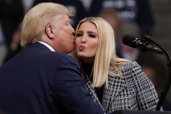 Presidente americano, Donald Trump, beija sua filha, Ivanka Trump, durante campanha política em Manchester, no estado americano de New Hampshire - Sputnik Brasil