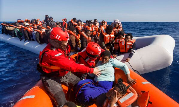 Membros da ONG espanhola Maydayterraneo resgatando 90 migrantes em barcos no litoral da Líbia - Sputnik Brasil