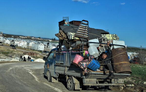 Sírios deslocados de suas casas chegam a campo de refugiados próximo da fronteira turca na província de Aleppo - Sputnik Brasil