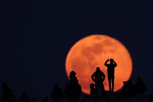 Populares apreciam a lua cheia na colina do Areópago no sítio arqueológico de Acrópole em Atenas, Grécia - Sputnik Brasil