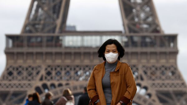 Mulher protege o rosto contra infecções na esplanada Trocadero, na frente da Torre Eiffel, em Paris, na França, em 1 de fevereiro de 2020 - Sputnik Brasil