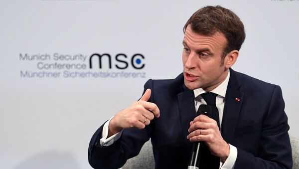 Presidente francês, Emmanuel Macron, fala durante debate na Conferência de Segurança de Munique, em 15 de fevereiro de 2020 - Sputnik Brasil