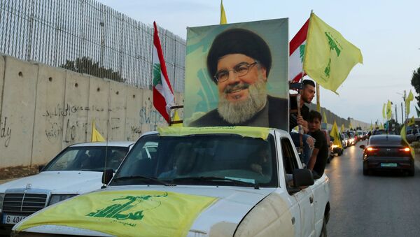 Apoiadores do líder do Hezbollah, Hassam Nasrallah, em um veículo adornado com fotos dele e do movimento, no Líbano, em outubro de 2019 - Sputnik Brasil