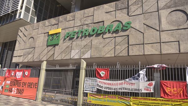 Petroleiros deixam faixas de protesto na sede da Petrobras, no Rio de Janeiro, em 15 de janeiro de 2020 - Sputnik Brasil