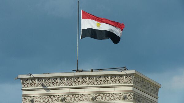 Bandeira do Egito tremula sobre prédio no Cairo. - Sputnik Brasil