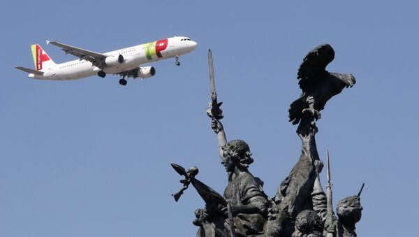 Avião da companhia aérea portuguesa TAP sobrevoa o monumento aos heróis da Guerra Peninsular, em Lisboa, Portugal - Sputnik Brasil