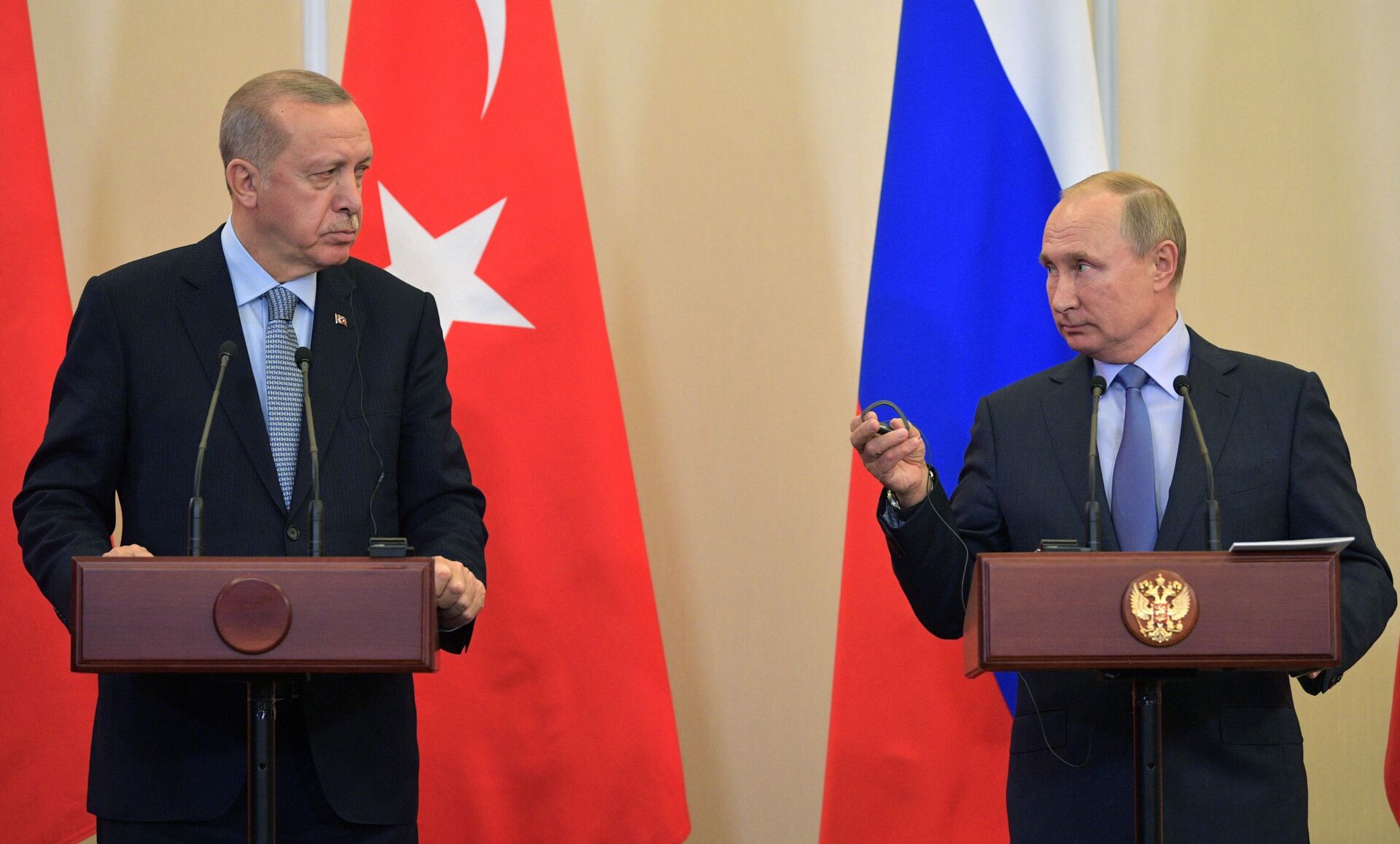 Presidente da Turquia, Recep Tayyip Erdogan (à esquerda) e o presidente da Rússia, Vladimir Putin, em conferência de imprensa após encontro em outubro de 2019 - Sputnik Brasil, 1920, 29.06.2022