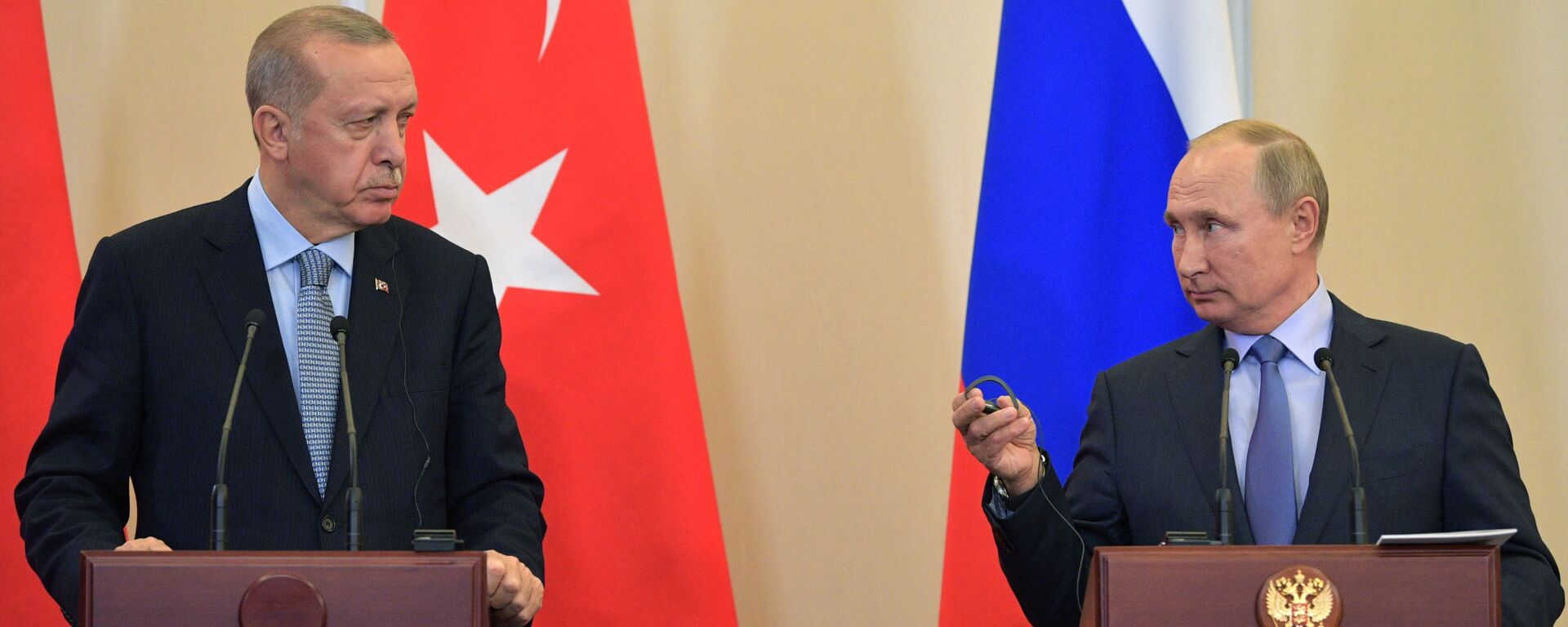 Presidente da Turquia, Recep Tayyip Erdogan (à esquerda) e o presidente da Rússia, Vladimir Putin, em conferência de imprensa após encontro em outubro de 2019 - Sputnik Brasil, 1920, 14.08.2022