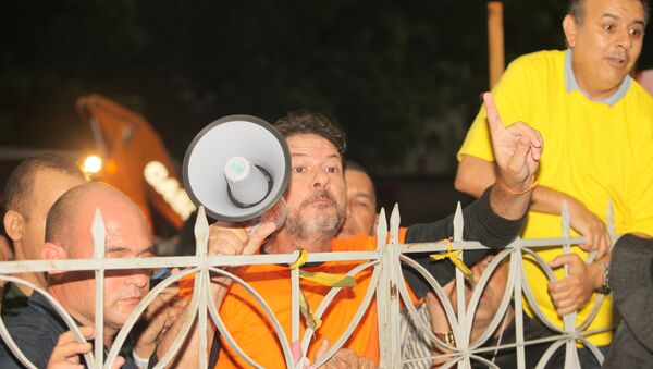 O senador licenciado Cid Gomes (PDT) (de camiseta laranja) durante protesto - Sputnik Brasil