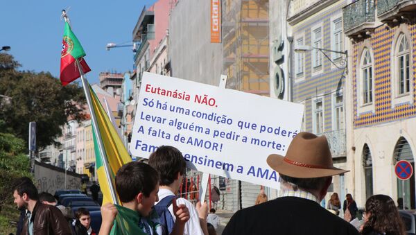 Manifestantes contra a descriminalização da eutanásia se manifestam na frente do Parlamento de Portugal antes da votação - Sputnik Brasil