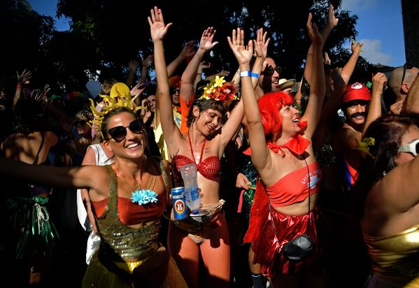 Bloco de rua Céu na Terra na véspera do Carnaval carioca - Sputnik Brasil