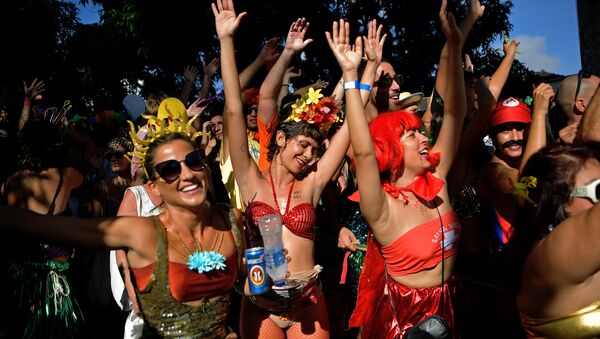 Bloco de rua Céu na Terra na véspera do Carnaval carioca - Sputnik Brasil