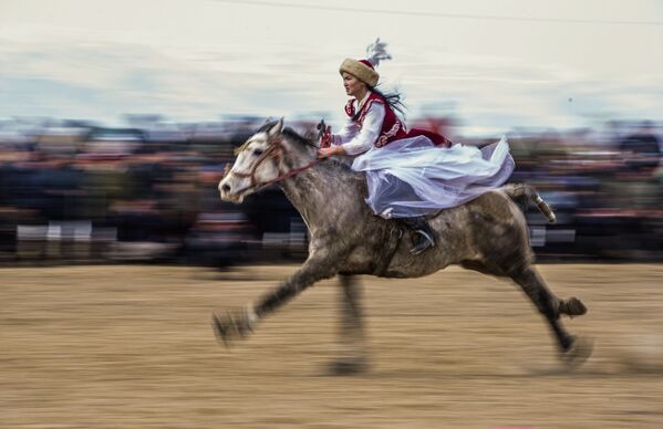 Mulher a cavalo durante o tradicional campeonato Kok-boru no Quirguistão - Sputnik Brasil