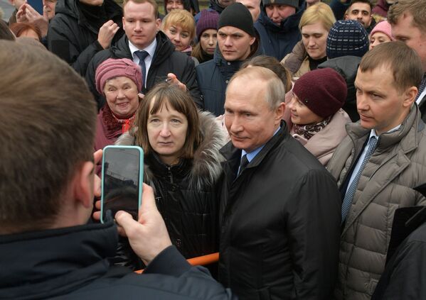 Presidente russo, Vladimir Putin, tira fotos com moradores de São Petersburgo após evento em memória do primeiro prefeito da cidade, Anatoly Sobchak - Sputnik Brasil