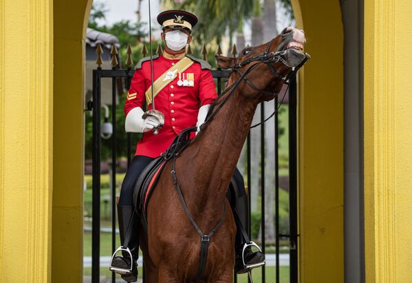 Soldado da Guarda Real malaia usando máscara no Palácio Nacional em Kuala Lumpur, Malásia - Sputnik Brasil