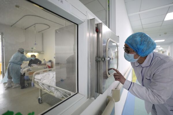 Agente de saúde em uma zona isolada do Hospital Jinyintan em Wuhan, epicentro do surto do coronavírus na China - Sputnik Brasil