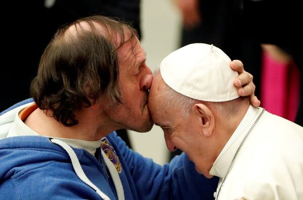 Homem beijando o papa Francisco durante audiência semanal no Vaticano - Sputnik Brasil