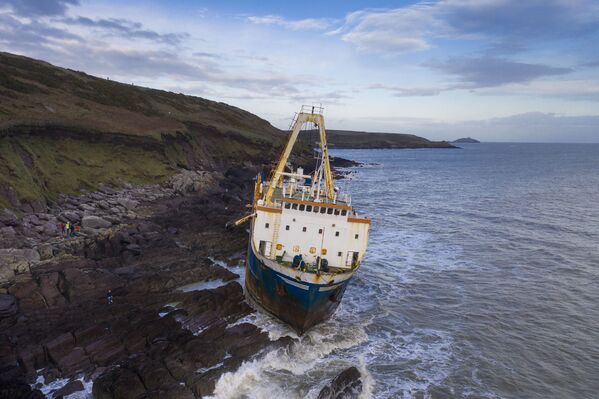 Navio mercante Alta na costa irlandesa após ficar encalhado nas rochas próximo do vilarejo de Ballycotton - Sputnik Brasil