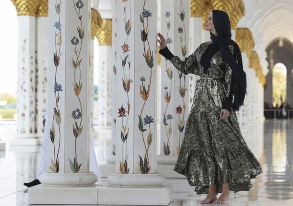 Ivanka Trump, filha e conselheira sênior do presidente americano, Donald Trump, visitando a Grande Mesquita Sheikh Zayed, em Abu Dhabi, Emirados Árabes Unidos - Sputnik Brasil