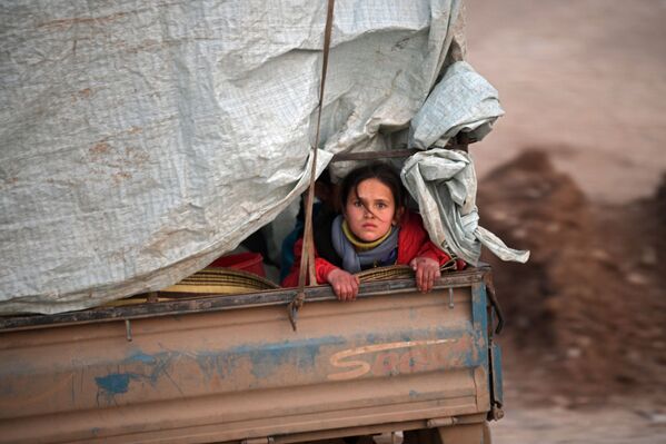 Refugiada síria em caminhão ao longo da fronteira de seu país com a Turquia - Sputnik Brasil