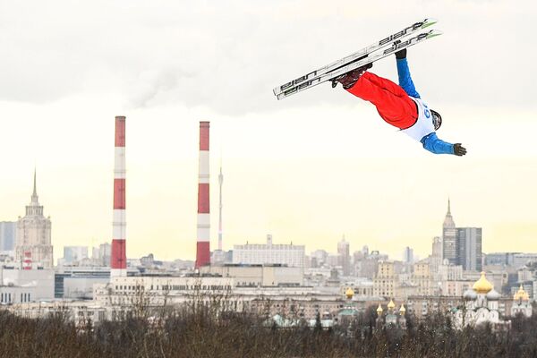 Artyom Potapov durante apresentação de acrobacia de ski masculina durante a Copa do Mundo 2019/2020 de Freestyle em Moscou, Rússia - Sputnik Brasil
