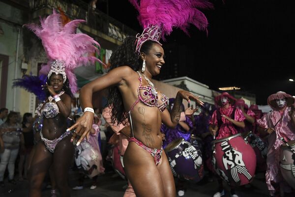 Dançarinas celebrando o mais longo Carnaval do mundo no Uruguai - Sputnik Brasil