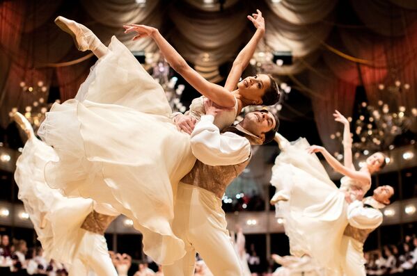 Bailarinos da Ópera Estatal austríaca durante apresentação em Viena, capital da Áustria - Sputnik Brasil