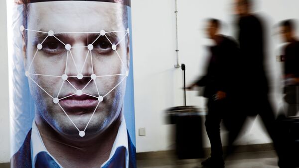 Pessoas passam por cartaz simulando um software de reconhecimento facial, em Pequim, China - Sputnik Brasil