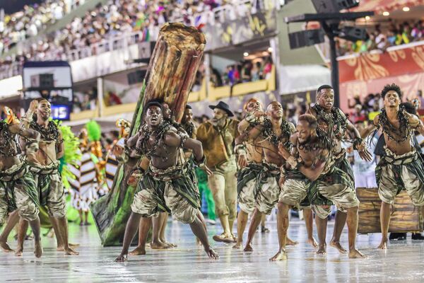 Membros da escola de samba Acadêmicos do Cubango durante desfile da Série A do Carnaval do Rio de Janeiro de 2020. - Sputnik Brasil