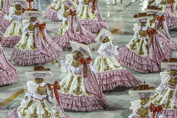 A tradicional ala das baianas na escola Porto da Pedra durante desfile da Série A no Rio de Janeiro. - Sputnik Brasil