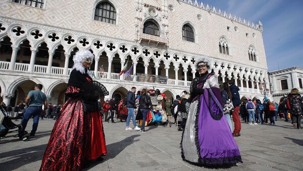 Mulheres com trajes típicos do Carnaval de Veneza (foto de arquivo) - Sputnik Brasil