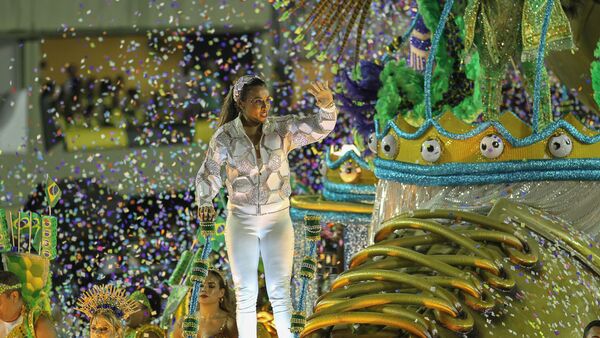 A jogadora de futebol Marta, homenageada no desfile da escola de samba Inocentes de Belford Roxo no 2ª dia de desfiles da Série A no Rio de Janeiro. - Sputnik Brasil