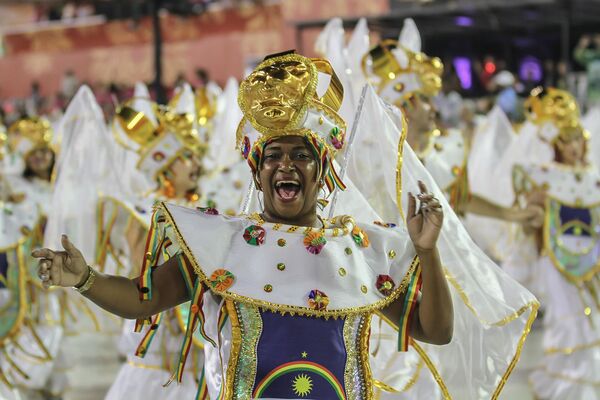 Passista da Império da Tijuca no 2ª dia de desfiles da Série A no Rio de Janeiro. - Sputnik Brasil