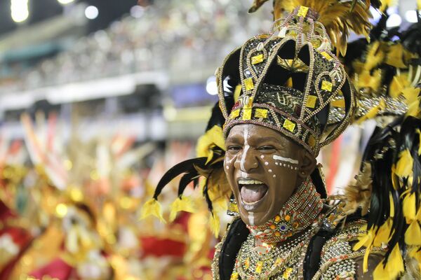 Membro da escola de samba Unidos de Bangu no 2ª dia de desfiles da Série A no Rio de Janeiro. - Sputnik Brasil