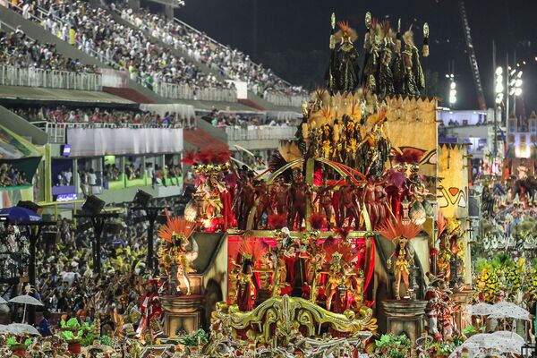 Carro alegórico da Unidos de Padre Miguel durante 2ª dia de desfiles da Série A no Rio de Janeiro. - Sputnik Brasil