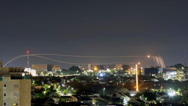 Sistema antimísseis Cúpula de Ferro (Iron Dome) dispara mísseis de interceptação enquanto foguetes são lançados de Gaza em direção a Israel, como é visto da cidade de Ashkelon, Israel, 23 de fevereiro de 2020 - Sputnik Brasil