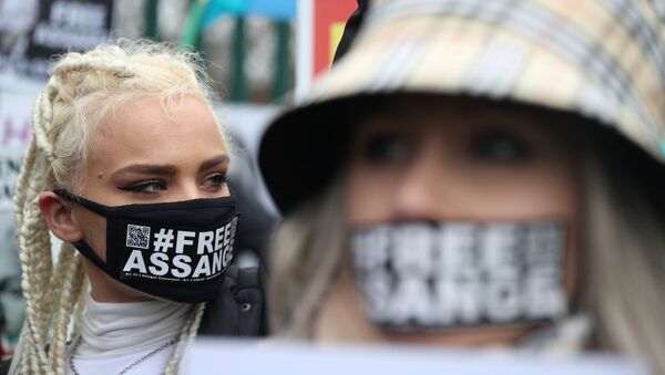 Ativistas protestam contra a extradição do jornalista Julian Assange do lado de fora da corte de Woolwich Crown, em Londres, Reino Unido, em 24 de fevereiro de 2020 - Sputnik Brasil