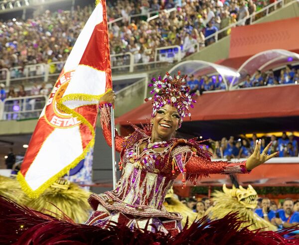 Porta-bandeira da Estácio durante desfile do Grupo Especial no carnaval de 2020. - Sputnik Brasil