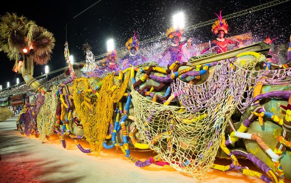 Carro alegórico da Grande Rio durante desfile do Grupo Especial no carnaval de 2020. - Sputnik Brasil