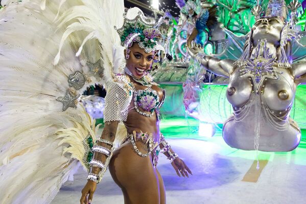 Passista da Paraíso do Tuiuti durante desfile do Grupo Especial no carnaval de 2020. - Sputnik Brasil