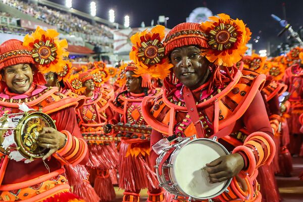 Membro da bateria da Estácio durante desfile do Grupo Especial no carnaval de 2020. - Sputnik Brasil