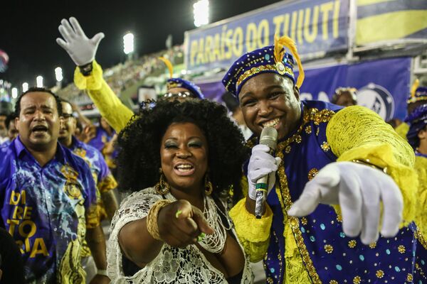 Intérpretes da Paraíso do Tuiuti durante desfile do Grupo Especial no carnaval de 2020. - Sputnik Brasil