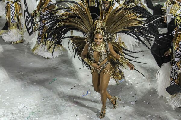 Passista da Grande Rio durante desfile do Grupo Especial no carnaval de 2020. - Sputnik Brasil