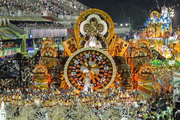 Carro Alegórico da Grande Rio durante desfile do Grupo Especial no carnaval de 2020. - Sputnik Brasil