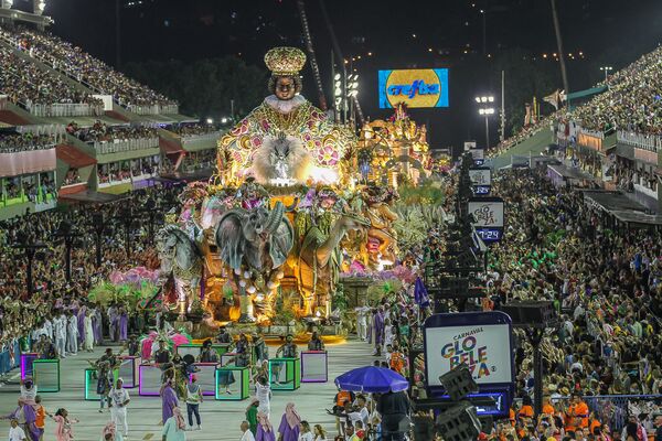 Carro Alegórico da Mangueira durante desfile do Grupo Especial no carnaval de 2020. - Sputnik Brasil