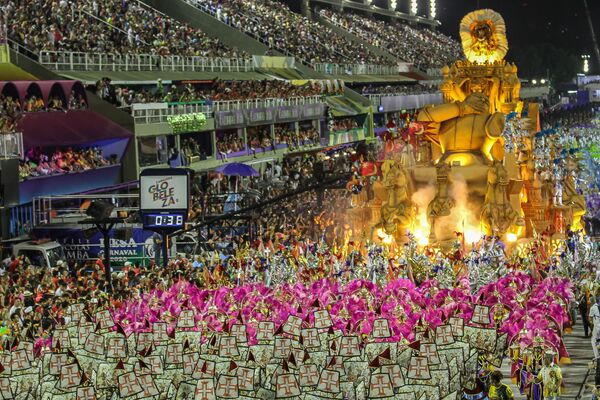 Carro Alegórico da Paraíso do Tuiuti durante desfile do Grupo Especial no carnaval de 2020. - Sputnik Brasil