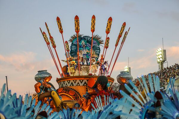 Destaque em Carro Alegórico da Portela durante desfile do Grupo Especial no carnaval de 2020. - Sputnik Brasil