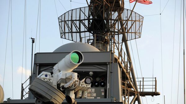 Sistema de Armas a Laser (LaWS) é testado a bordo do navio anfíbio USS Ponce em uma demonstração operacional durante sua implantação no golfo do México - Sputnik Brasil