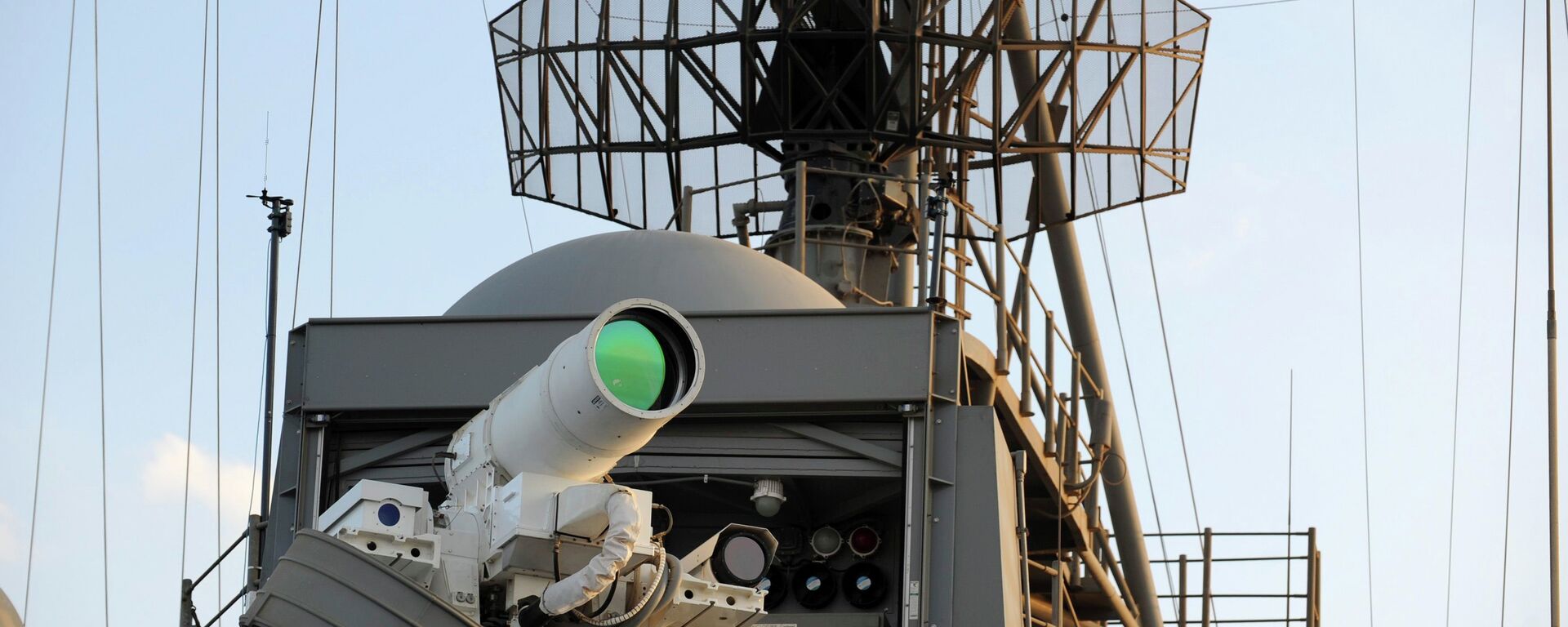 Sistema de Armas a Laser (LaWS) é testado a bordo do navio anfíbio USS Ponce em uma demonstração operacional durante sua implantação no golfo do México - Sputnik Brasil, 1920, 18.04.2022