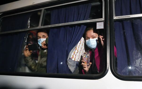 Passageiros evacuados da cidade de Wuhan pelo governo da Ucrânia durante protestos violentos na cidade de Novi Sanzhany, na Ucrania, em 20 de fevereiro de 2020  - Sputnik Brasil